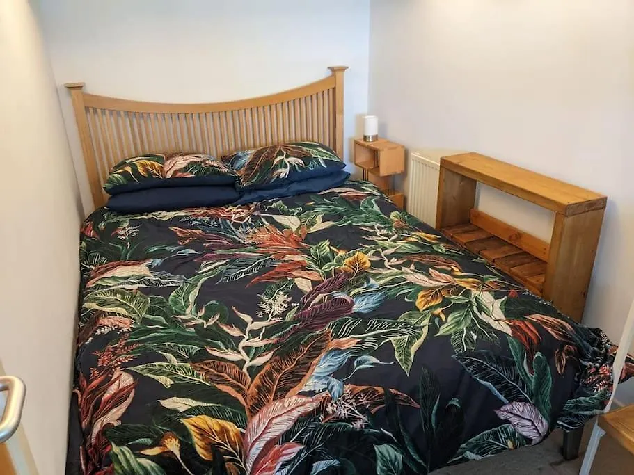 Spacious, Historic Schoolhouse Apartment London 0*,