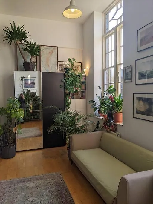 Spacious, Historic Schoolhouse Apartment London