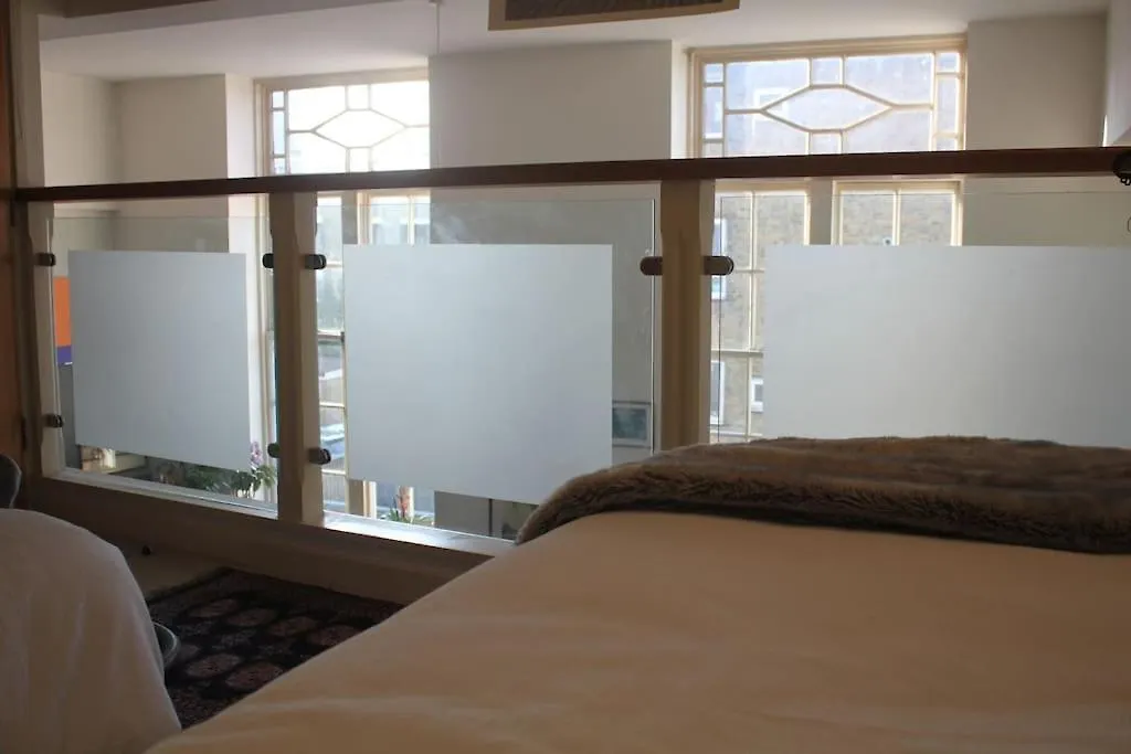 Spacious, Historic Schoolhouse Apartment London 0*,  United Kingdom