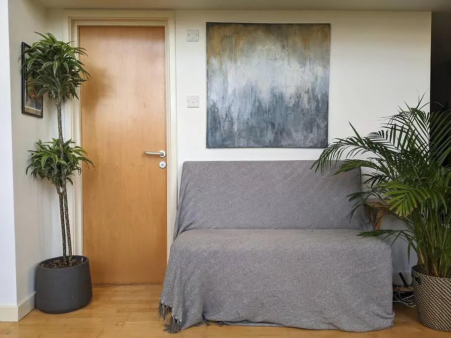 Spacious, Historic Schoolhouse Apartment London