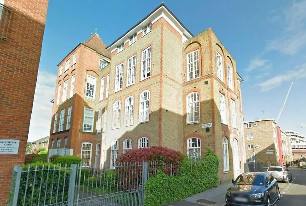 Spacious, Historic Schoolhouse Apartment London