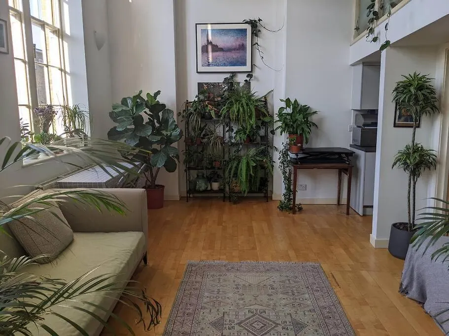 Spacious, Historic Schoolhouse Apartment London