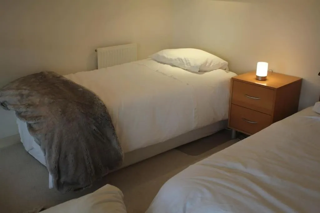 Spacious, Historic Schoolhouse Apartment London