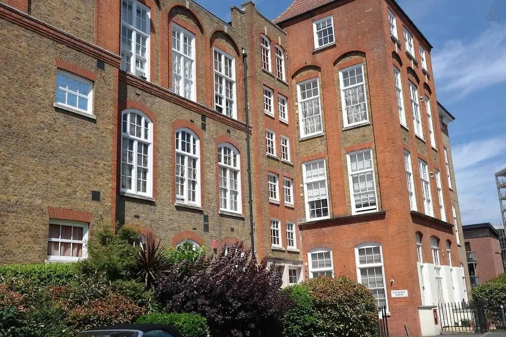 Spacious, Historic Schoolhouse Apartment London