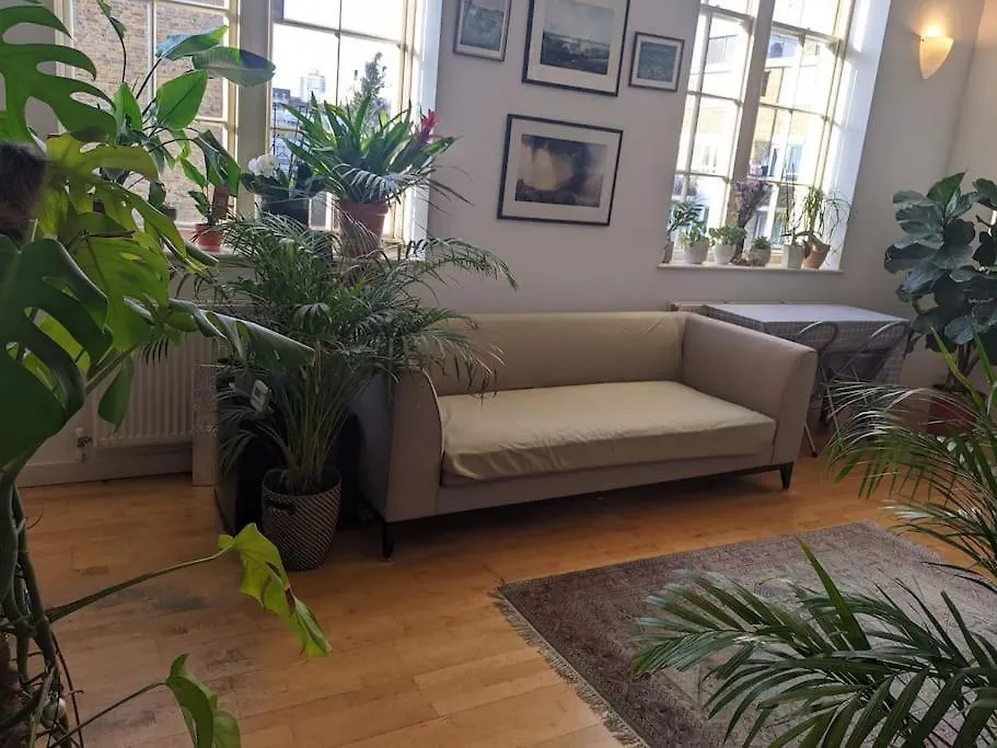 Spacious, Historic Schoolhouse Apartment London