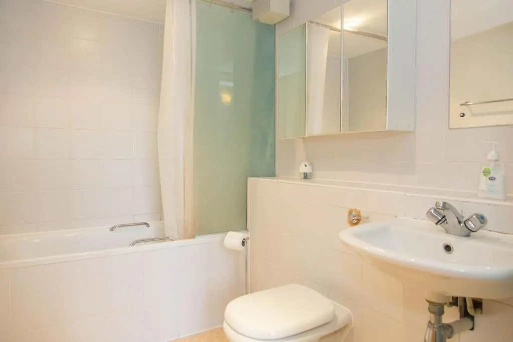Spacious, Historic Schoolhouse Apartment London