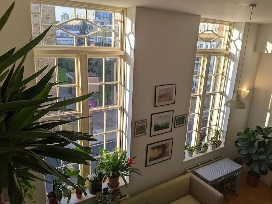 Spacious, Historic Schoolhouse Apartment London